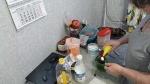 Лисичка встречает меня с работы.Сварила щи,винегрет и маффины 😋.