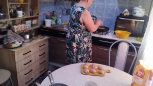 Иду по делам рано утром.Обед.