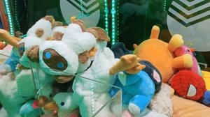 НОВЫЙ ВЫПУСК! Играем в аппарат ХВАТАЙКА! Выигрываем игрушки 🧸