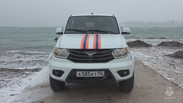 В канун Крещения МЧС России по Севастополю обследует дно в местах предстоящих купаний смотреть онлайн