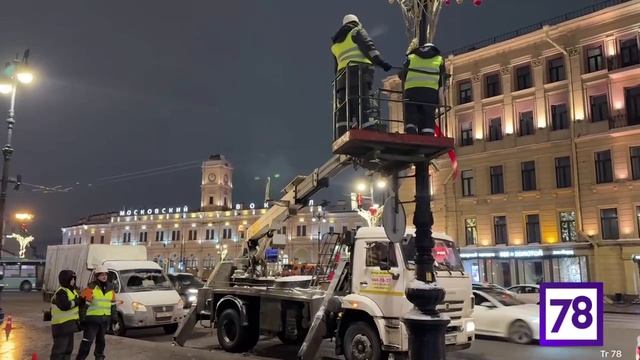 Начался демонтаж новогоднего оформления на Невском проспекте