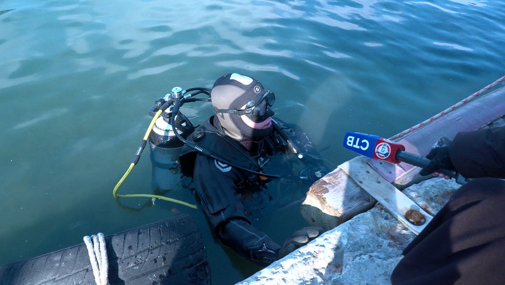 Специалисты Спасательной службы Севастополя обследуют места для крещенских купаний смотреть онлайн