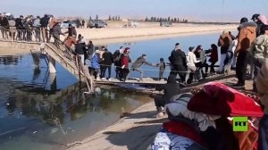 سوريا.. سكان دير حافر يعبرون جسرا مدمرا سيرا على الأقدام بعد إعلانها منطقة عسكرية مغلقة