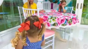 Настя и Мэгги рассказывают Наоми о профессиях