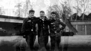 ЛИСТАЯ  СТАРЫЕ  АЛЬБОМЫ,  Я  ПОГРУЖАЮСЬ  В  ТЕ  ГОДА...