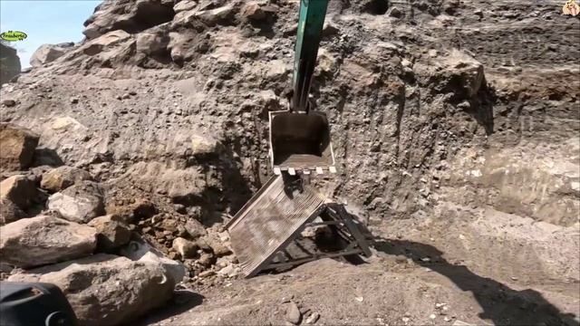 Строительство, экскаватор копает песок смотреть онлайн