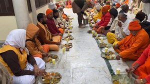 19 декабря 2025 г.  2 часть. Раздача пищи, кормление в ашраме Гуру Махараджа