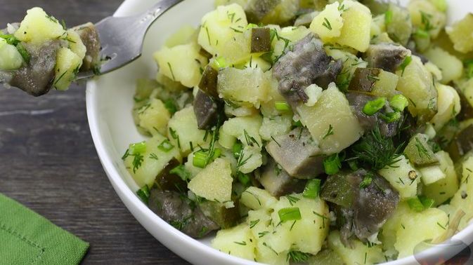 САЛАТ С КАРТОШКОЙ, ГРИБАМИ И СОЛЁНЫМИ ОГУРЦАМИ смотреть онлайн