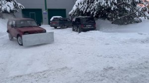 Нива чистит наледь