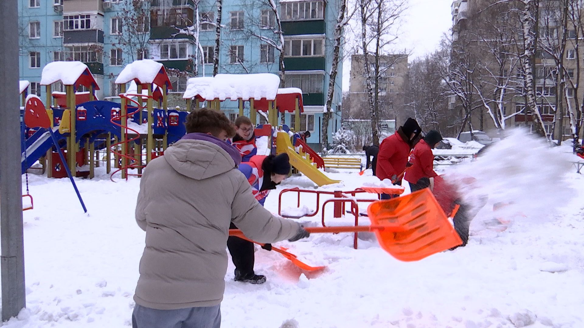 «Гагаринцы» убрали снег на улице Космонавтов смотреть онлайн