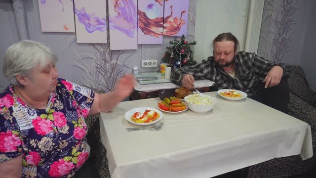 Филе с пармезаном и помидорами по-пенсионерски ПОДВАЛ ИЛЬИЧА смотреть онлайн