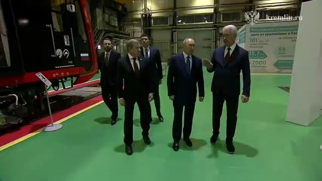 Владимир Путин посетил выставку гражданских беспилотных технологий в электродепо «Аминьевское». смотреть онлайн