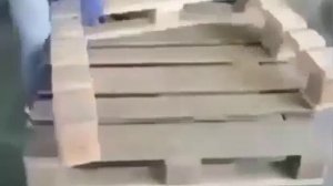 И снова поддоны. Кресло.