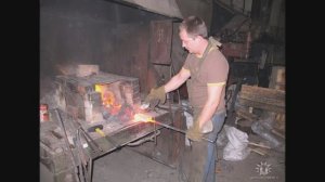 Кузнец из Тулы Павел Панкратов демонстрирует свои клинки из мозаичного дамаска