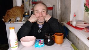 завтрак с Рыжулей. спасибо за донат. всех Вам благ. мукбанг. обжор. еда на камеру. диета. шизофрения