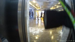 Лифт в подземном переходе.