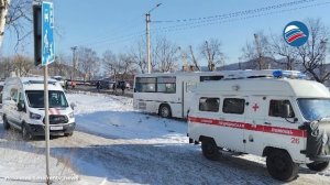 Жуткое ДТП в Находке: легковушку смяло и вырвало двигатель в результате столкновения с автобусом