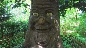 Настя и игрушечный друг Зума в парке Липриконов