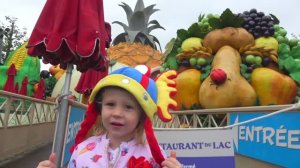 Настя в парке Астерикса, весёлые аттракционы и развлеч