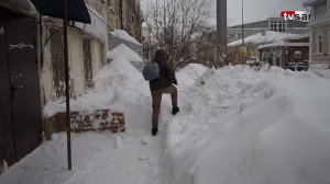 В центе Саратова пешеходы "штурмуют" метровые сугробы