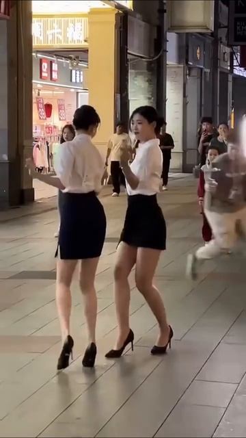 Ну кто учил их танцевать?😂 смотреть онлайн