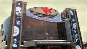 У театра Буфф