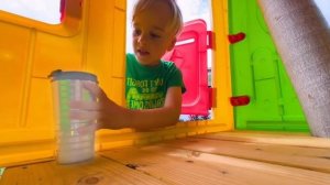 Крис играет с волшебным краном и игрушками.