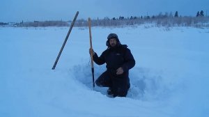 Рыбалка на Енисее. Работа новой пешнёй и проверка.