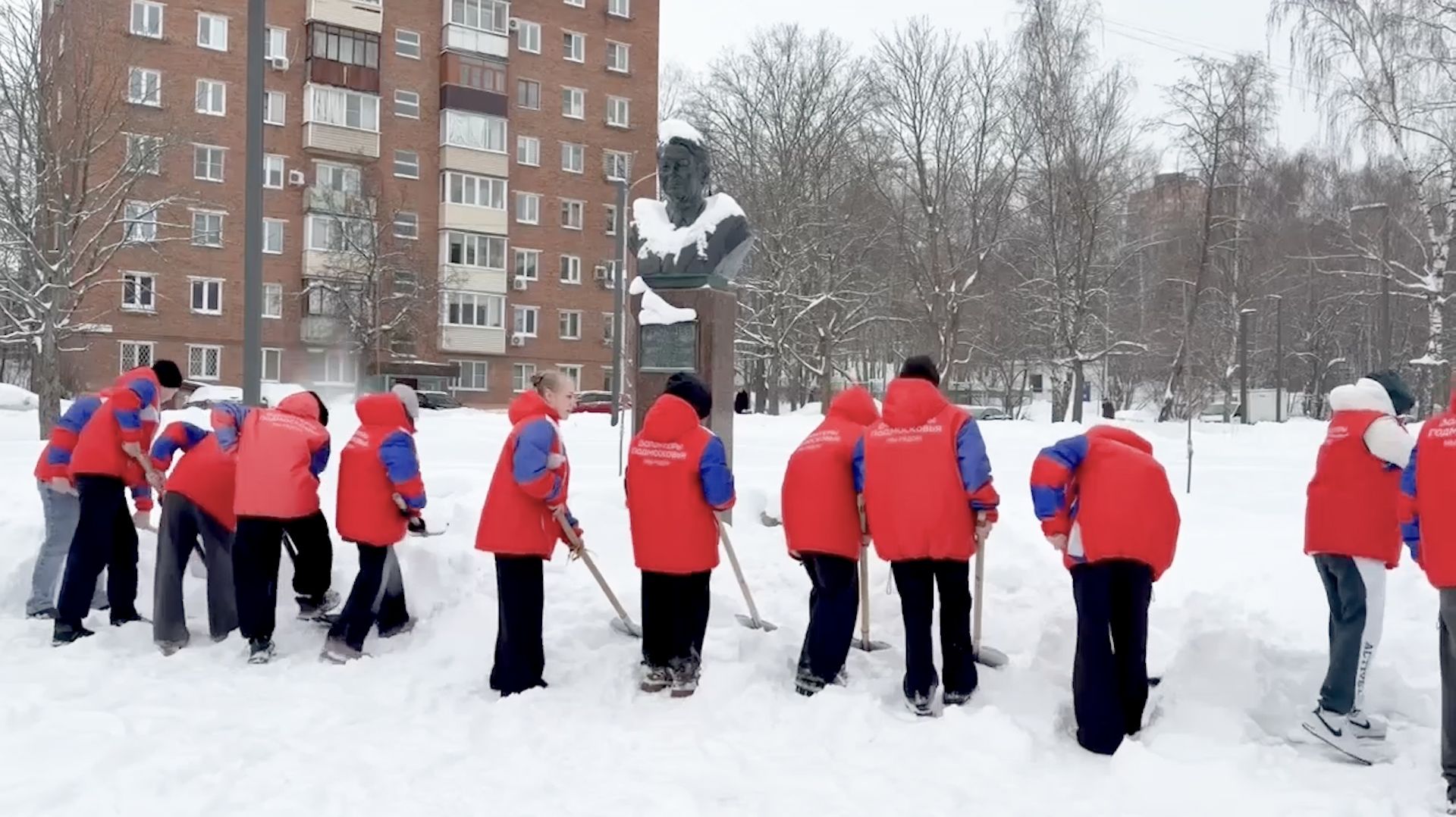 «Снежный десант» в сквере Бориса Громцева смотреть онлайн