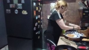 С головой бяда бядовая//А пирожки готовить надо//