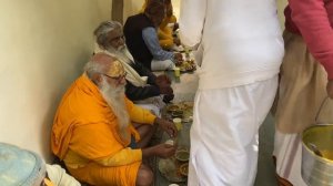 19 декабря 2025 г.  Раздача пищи, пожертвований саддху.