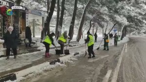 Сотрудники ООО «БХО» продолжают очистку остановок общественного транспорта