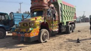 Пакистан  Шокирующий инцидент Сломанная ось Попала в шину Грузовик остановлен для срочного ремонта