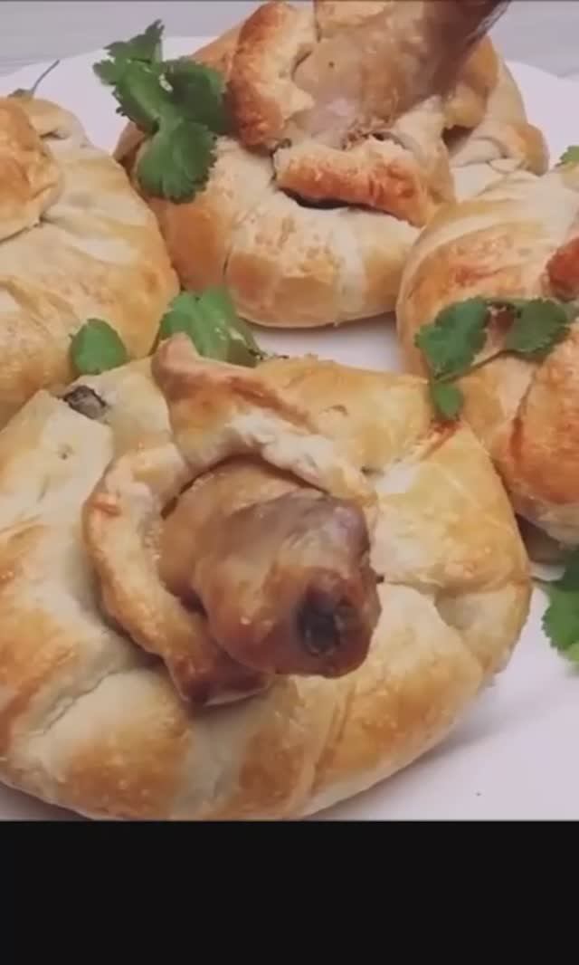 Потрясающее Горячее БЛЮДО к Праздничному столу!Куриные ножки в мешочке из слоеного теста смотреть онлайн