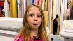 Настя и Мэгги придумывают игры для Наоми