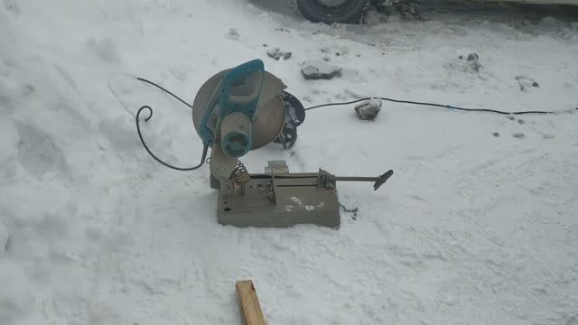 Скоростная торцовка для быстрого распила дерева из монтажной пилы. смотреть онлайн