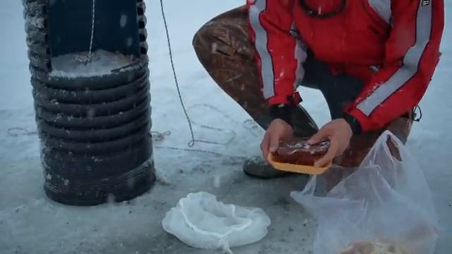 Рыбалка с использованием системы труб посреди замёрзшего озера смотреть онлайн