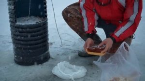 Рыбалка с использованием системы труб посреди замёрзшего озера