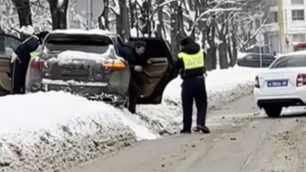 В Балашихе Porsсhe дважды протаранил полицейскую машину смотреть онлайн
