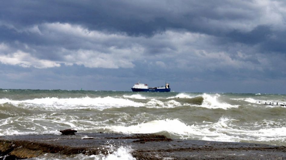 В Сочи прогнозируют сильный ветер с порывами до 20 м/с и снегопады смотреть онлайн