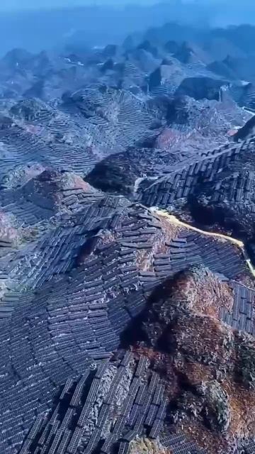 Горы в китайской провинции Гуйчжоу  все склоны до самого горизонта заставлены солнечными панелями.