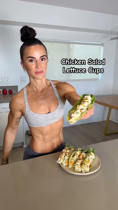 Быстрый и полезный салат с курицей и листьями салата