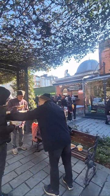 В Стамбуле бесплатно раздают еду мусульманам смотреть онлайн