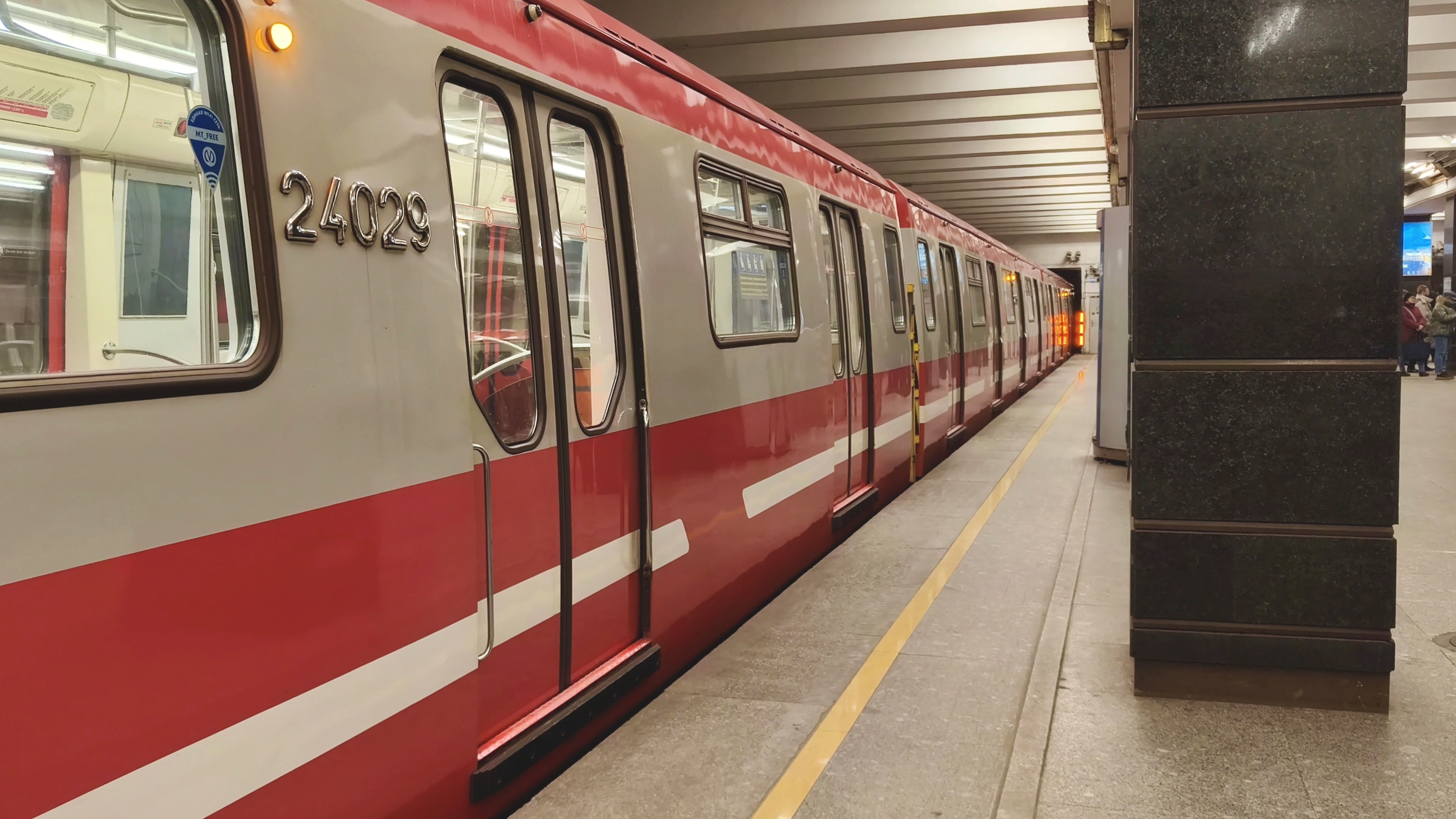 Петербургский метрополитен. Поезд Юбилейный, станция Проспект Ветеранов. смотреть онлайн