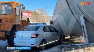 Цистерна рухнула с трала на легковой автомобиль в Уфе