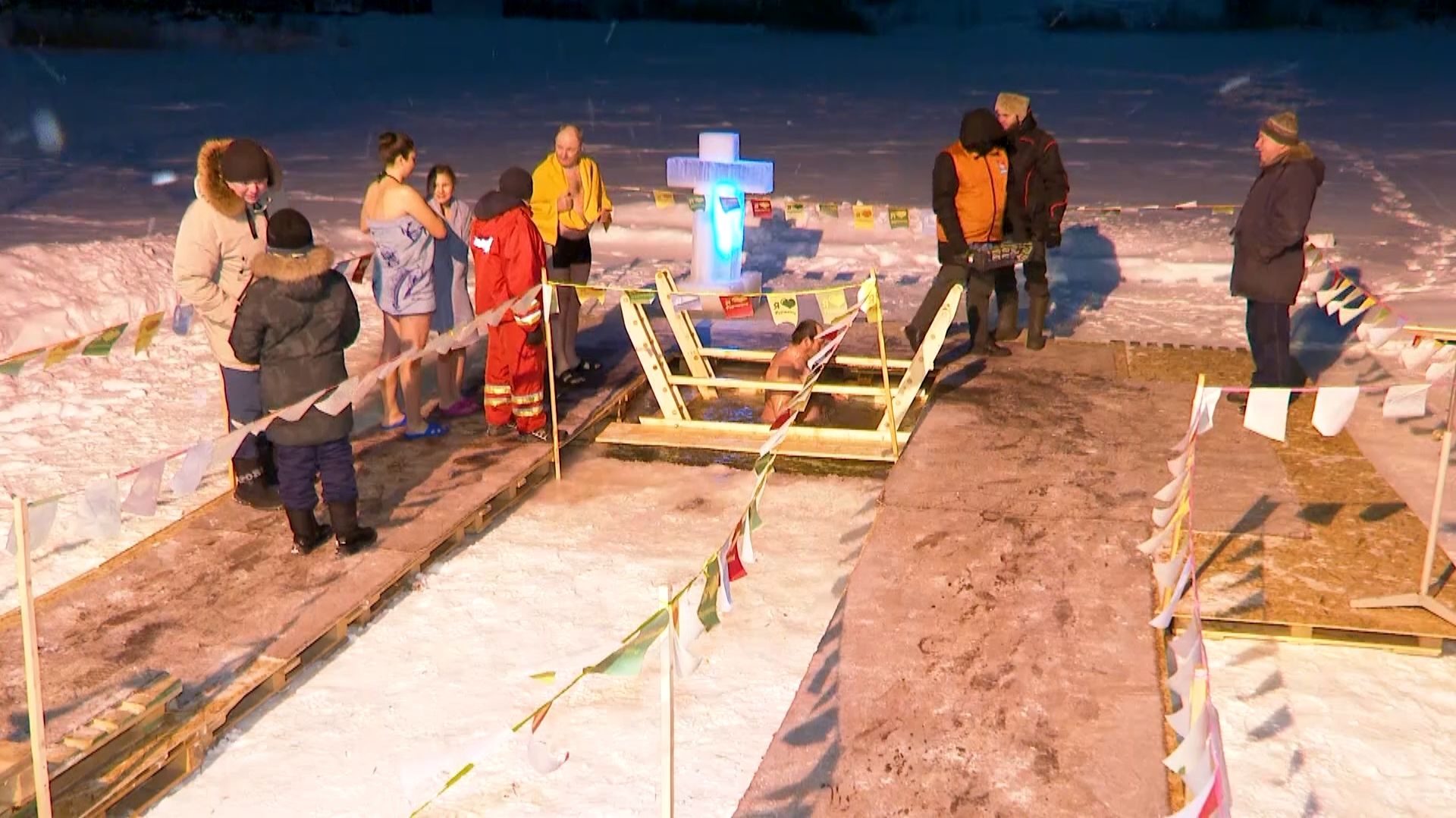 На бога надейся, а сам с осторожностью. Мнения церкви и врачей о крещенских купаниях смотреть онлайн