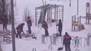 Индусы,впервые увидевшие снег,не знают как его убирать.