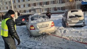 В Кемерове сотрудники Госавтоинспекции помогли водителю выбраться из снежного плена на парковке