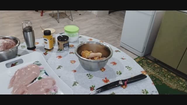 Хроника дня. Разделываю курицу на полуфабрикаты, винегрет, школа и уроки. смотреть онлайн