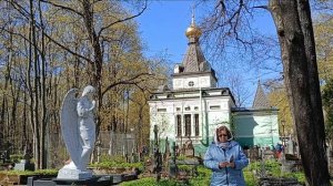 У ЧАСОВНИ БЛАЖЕННОЙ КСЕНИИ НА СМОЛЕНСКОМ КЛАДБИЩЕ